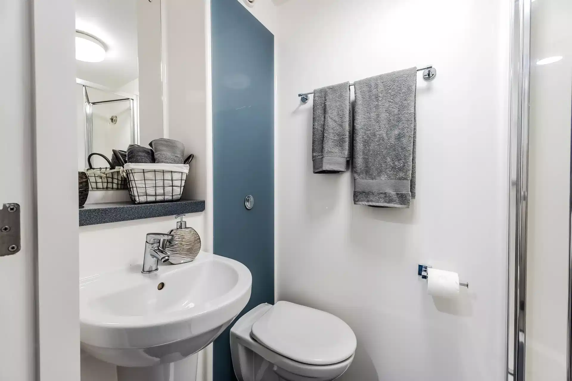 Exterior?w=400&h=260&fit=crop&q=40&auto=format&trim=auto