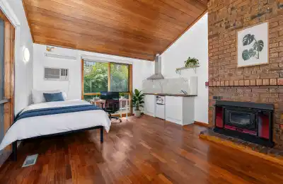 Room in a 8 Bedroom Apartment, 103 Monash Dr, Mulgrave, Australia VIC 3170 - Melbourne, Victoria, Australia - Double Room with Kitchenette - Bedroom