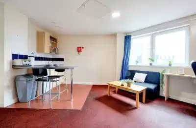 Common Area?w=400&h=260&fit=crop&q=40&auto=format&trim=auto