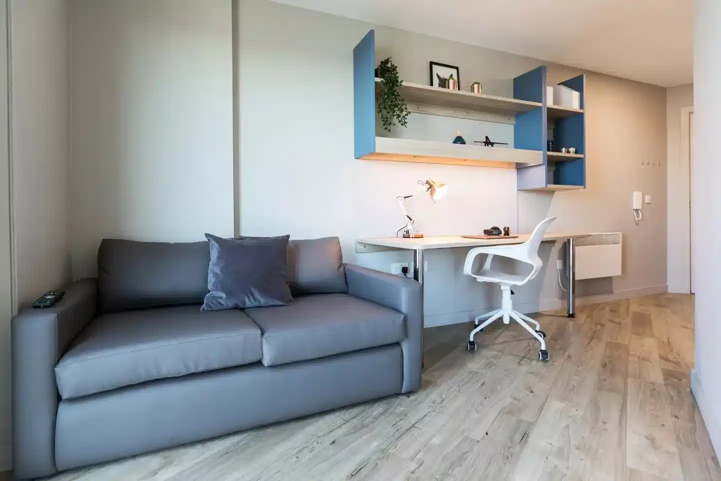 Common Area?w=400&h=260&fit=crop&q=40&auto=format&trim=auto