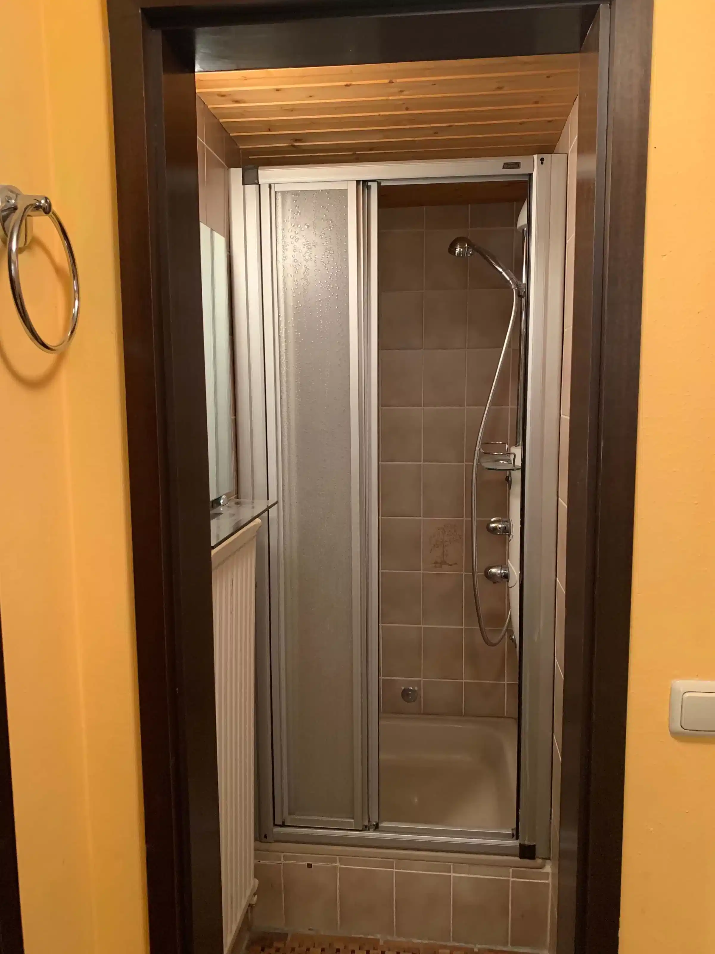 Bathroom?w=400&h=260&fit=crop&q=40&auto=format&trim=auto