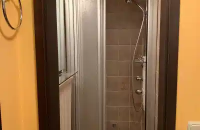 Bathroom?w=400&h=260&fit=crop&q=40&auto=format&trim=auto