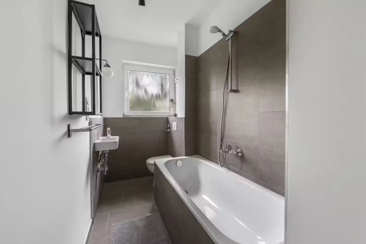 Room in a 3 Bed 1 Bath - Bathroom?w=400&h=260&fit=crop&q=40&auto=format&trim=auto
