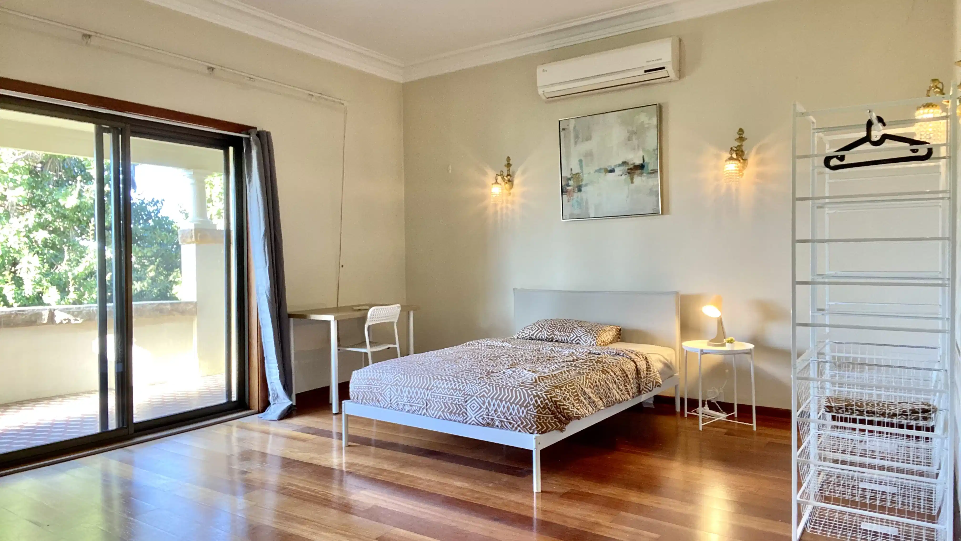 Room 4 - Bedroom?w=400&h=260&fit=crop&q=40&auto=format&trim=auto