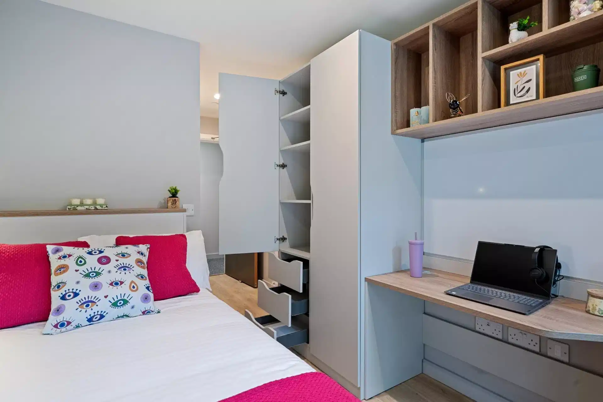 Amenities?w=400&h=260&fit=crop&q=40&auto=format&trim=auto
