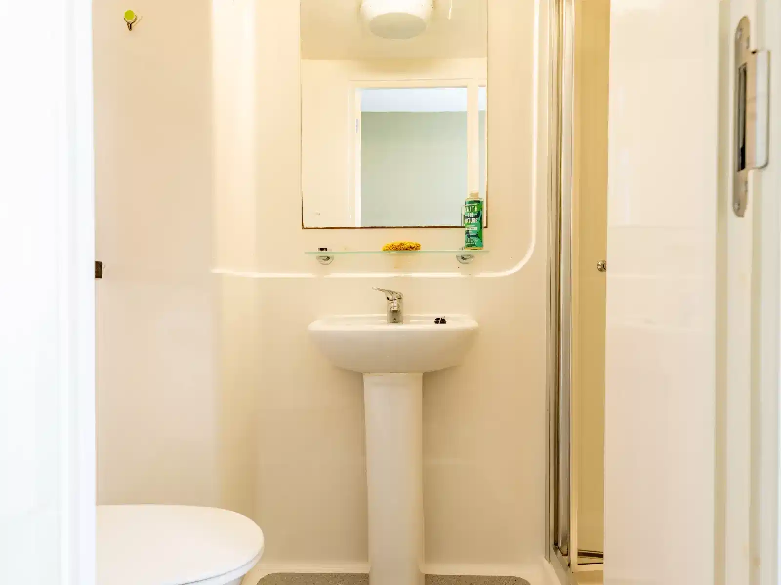 Amenities?w=400&h=260&fit=crop&q=40&auto=format&trim=auto