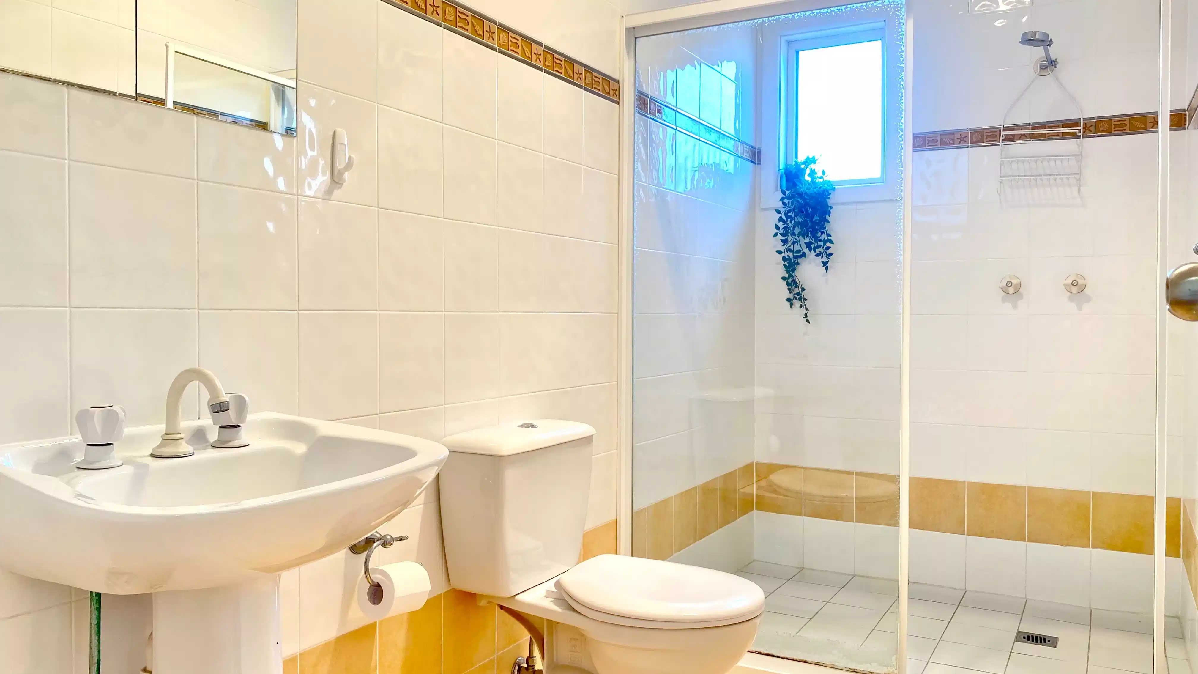 Room 4 - Bedroom?w=400&h=260&fit=crop&q=40&auto=format&trim=auto