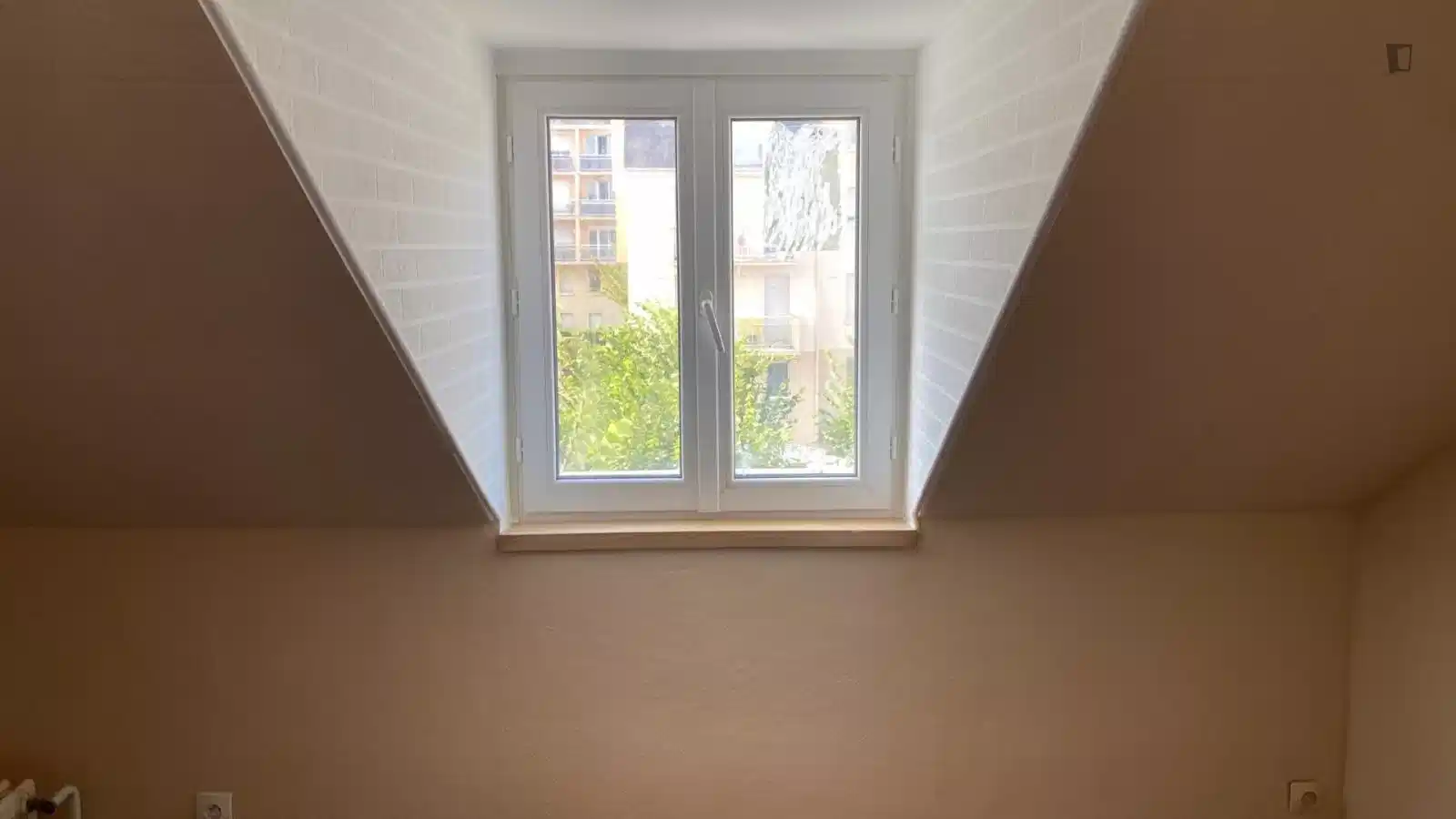 Exterior?w=400&h=260&fit=crop&q=40&auto=format&trim=auto