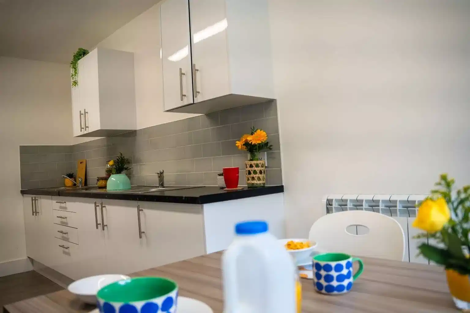 Kitchen?w=400&h=260&fit=crop&q=40&auto=format&trim=auto