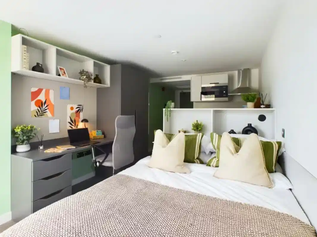 Bedroom?w=400&h=260&fit=crop&q=40&auto=format&trim=auto