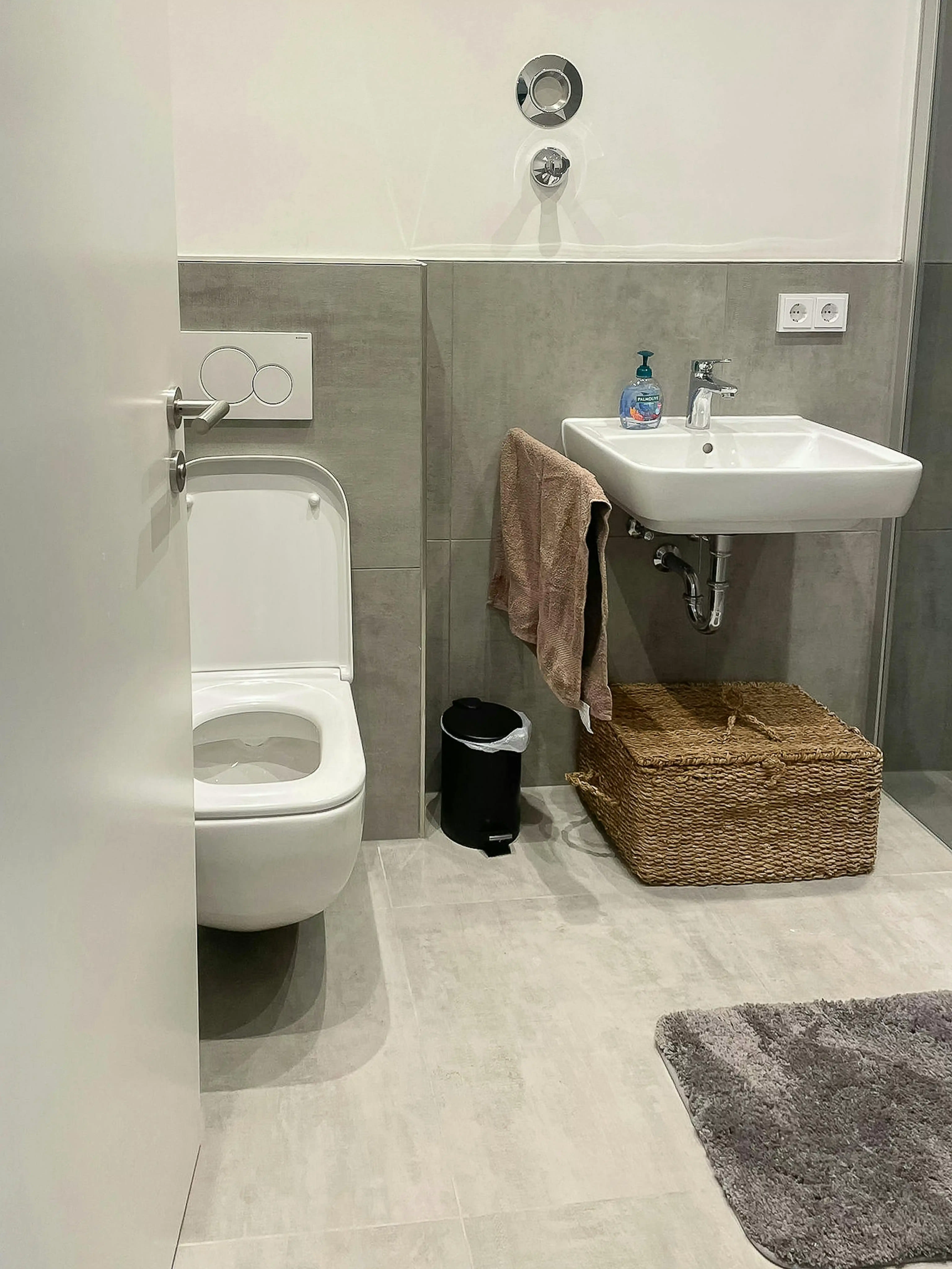 Kunreuthstr. 71, 2. OG links (Unit 172/02), Munich - Munich, Germany - Room in a 4 Bedroom 1 Bathroom - Bathroom