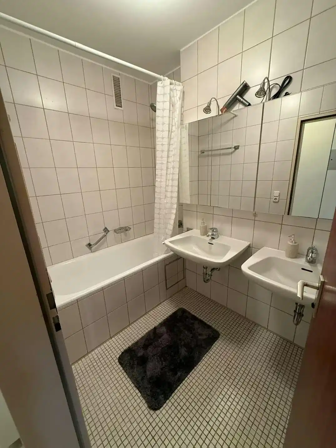 Lindenstr. 3, 1. OG rechts (Unit 256/01), Munich - Munich, Germany - Room in a 4 Bedroom 1 Bathroom - Bathroom