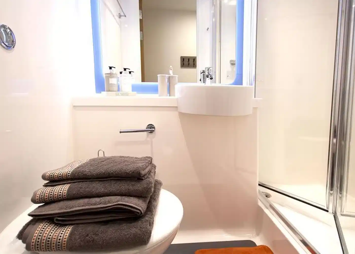 Amenities?w=400&h=260&fit=crop&q=40&auto=format&trim=auto