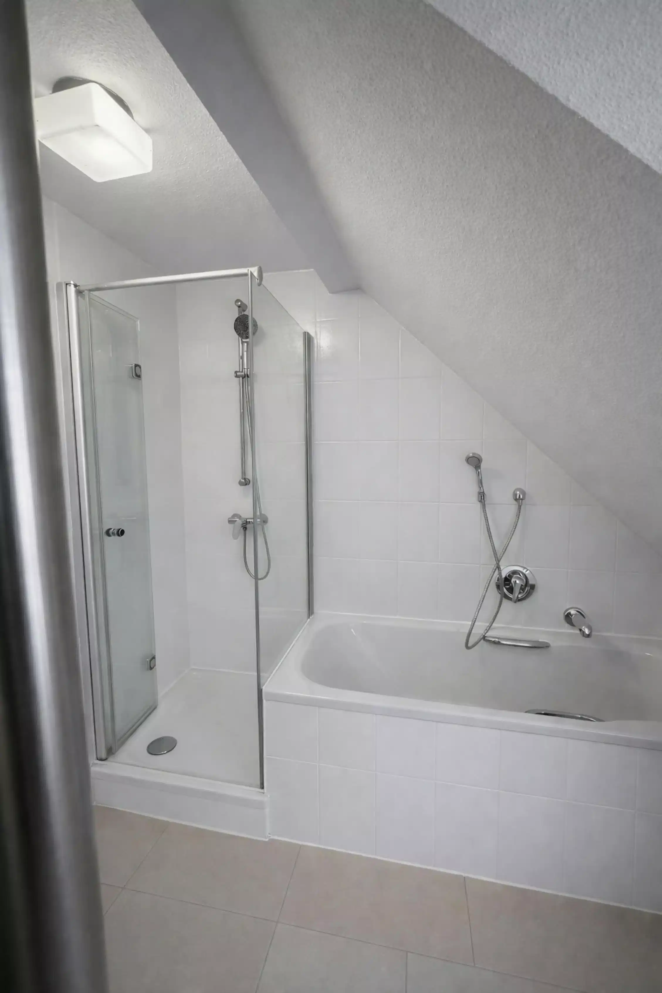 Bathroom?w=400&h=260&fit=crop&q=40&auto=format&trim=auto