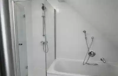 Bathroom?w=400&h=260&fit=crop&q=40&auto=format&trim=auto