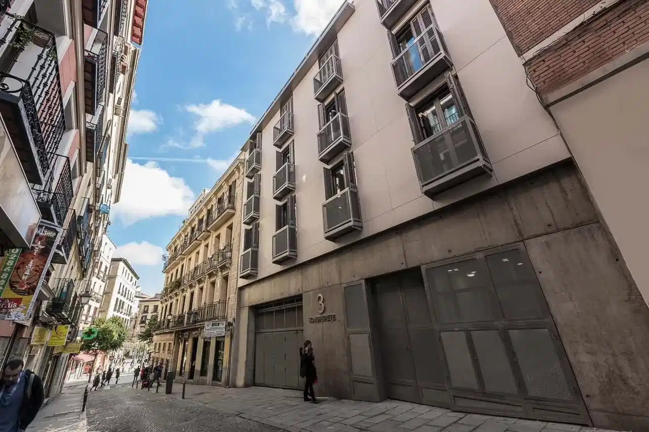 #124807: Room in a 8 Bedroom 2 Bathroom (Calle De La Victoria) - Bedroom?w=400&h=260&fit=crop&q=40&auto=format&trim=auto