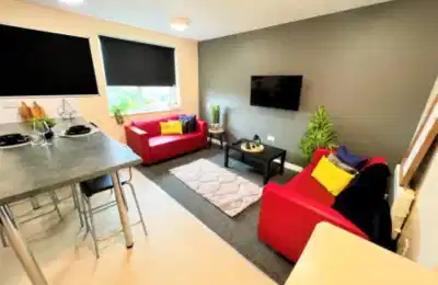 Common Area?w=400&h=260&fit=crop&q=40&auto=format&trim=auto