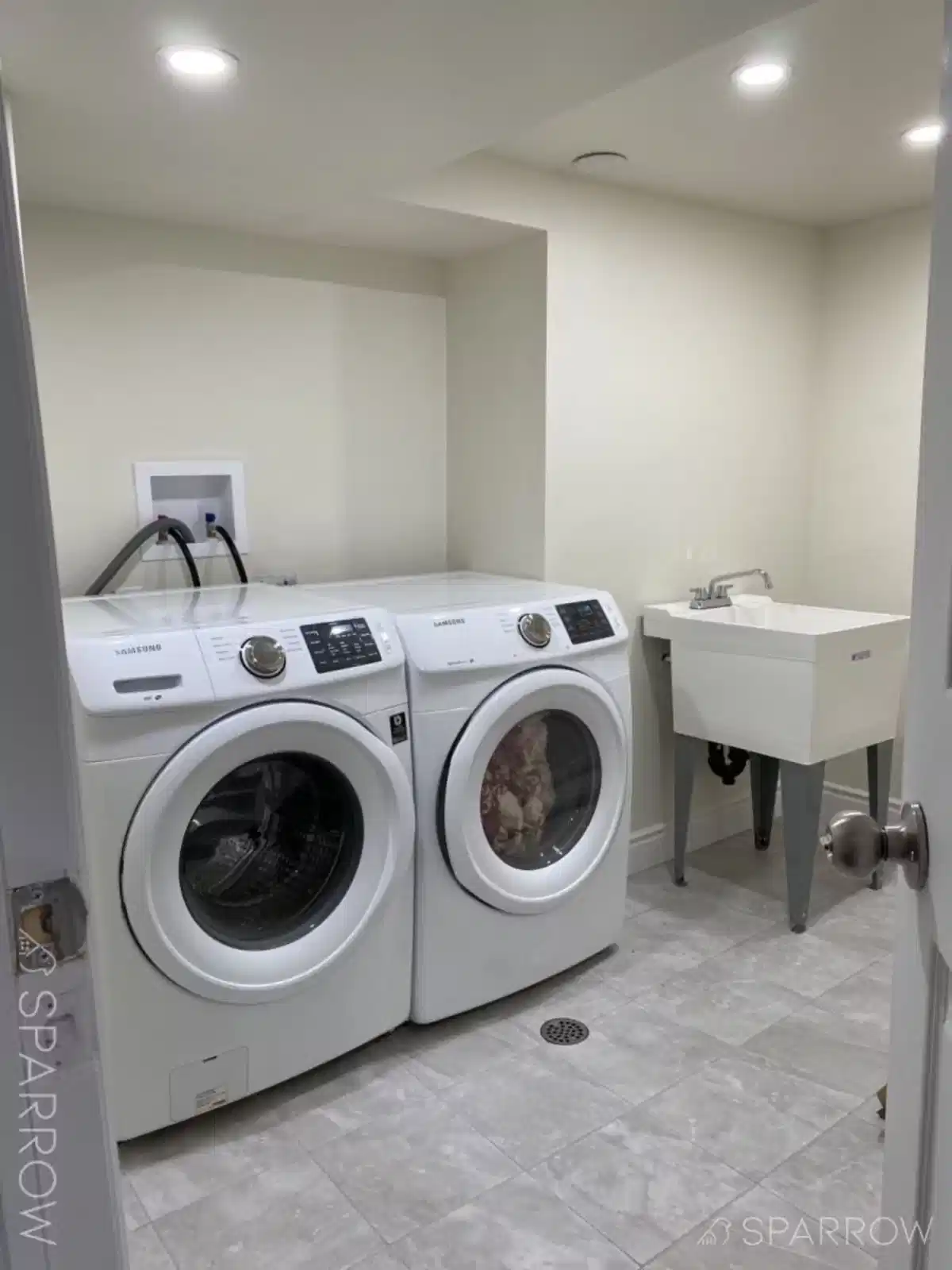 Bathroom?w=400&h=260&fit=crop&q=40&auto=format&trim=auto