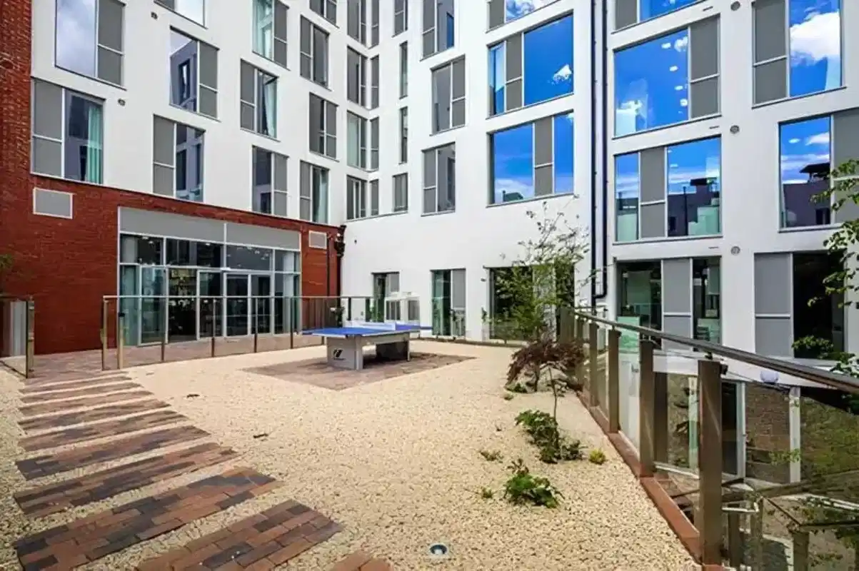 Common Area?w=400&h=260&fit=crop&q=40&auto=format&trim=auto