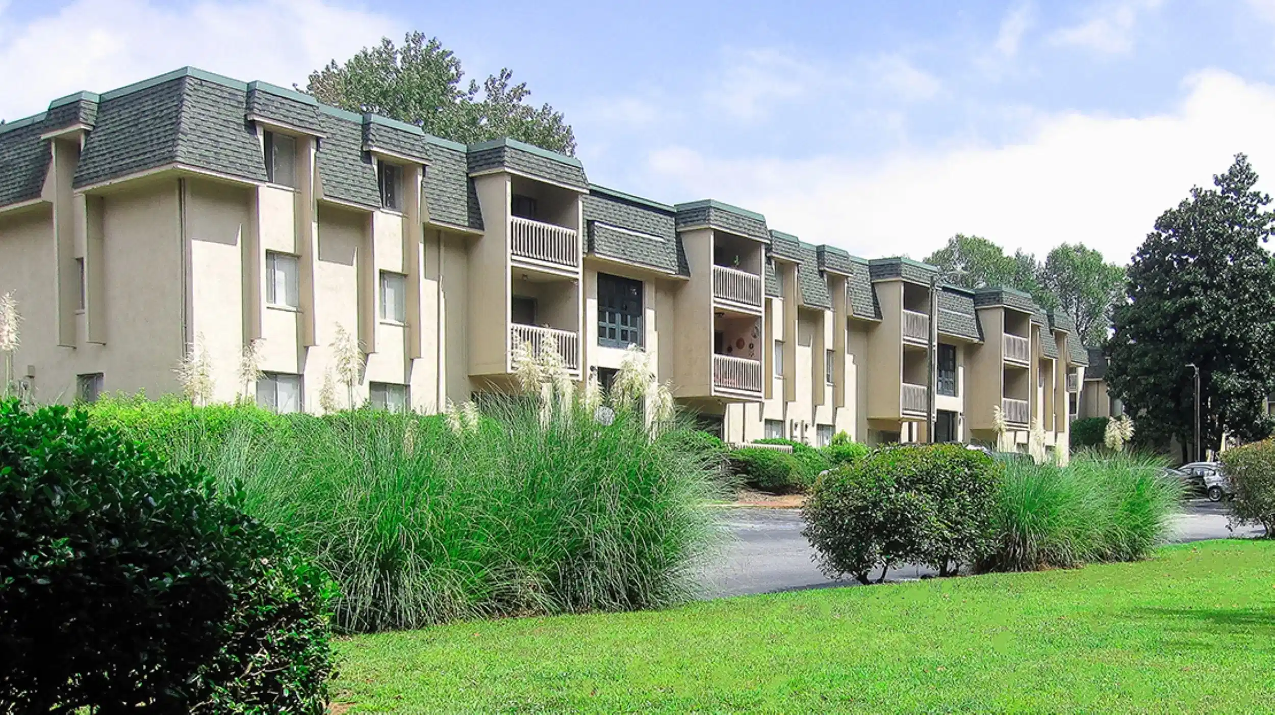 Exterior?w=400&h=260&fit=crop&q=40&auto=format&trim=auto