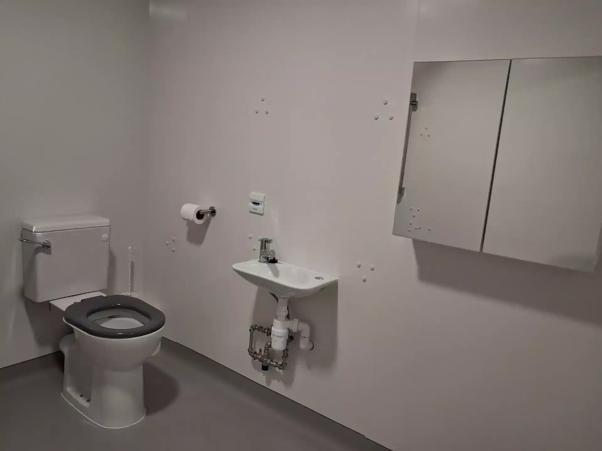 Amenities?w=400&h=260&fit=crop&q=40&auto=format&trim=auto
