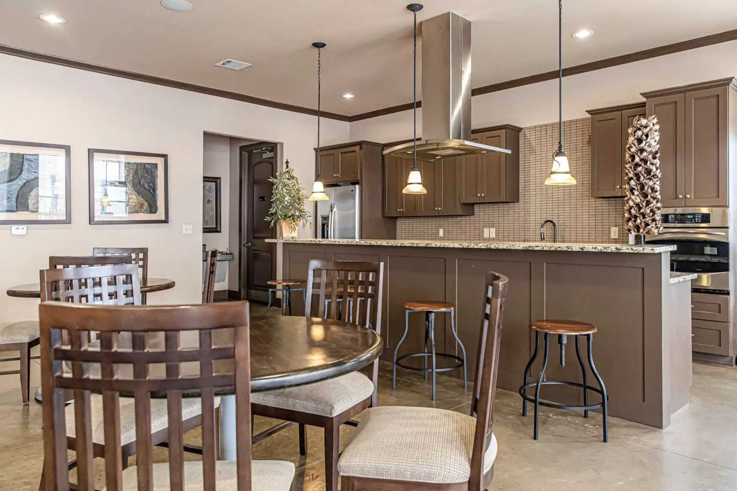 Exterior?w=400&h=260&fit=crop&q=40&auto=format&trim=auto