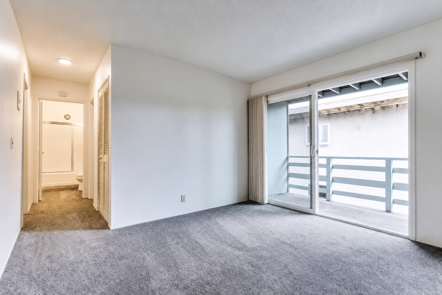 Room?w=400&h=260&fit=crop&q=40&auto=format&trim=auto