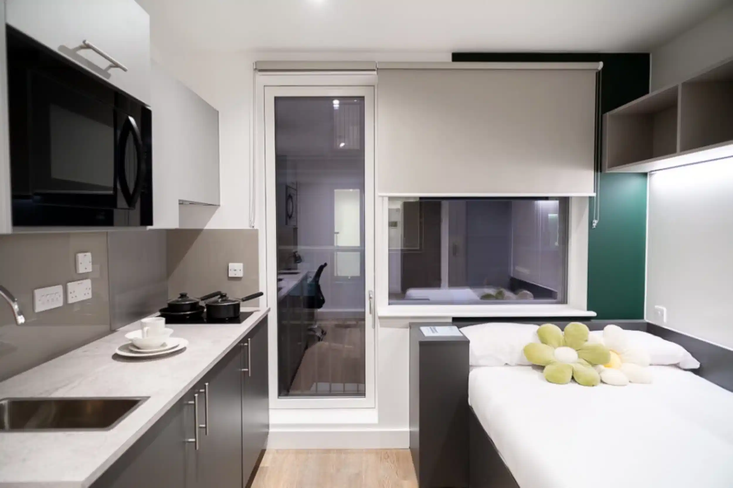 Kitchen?w=400&h=260&fit=crop&q=40&auto=format&trim=auto