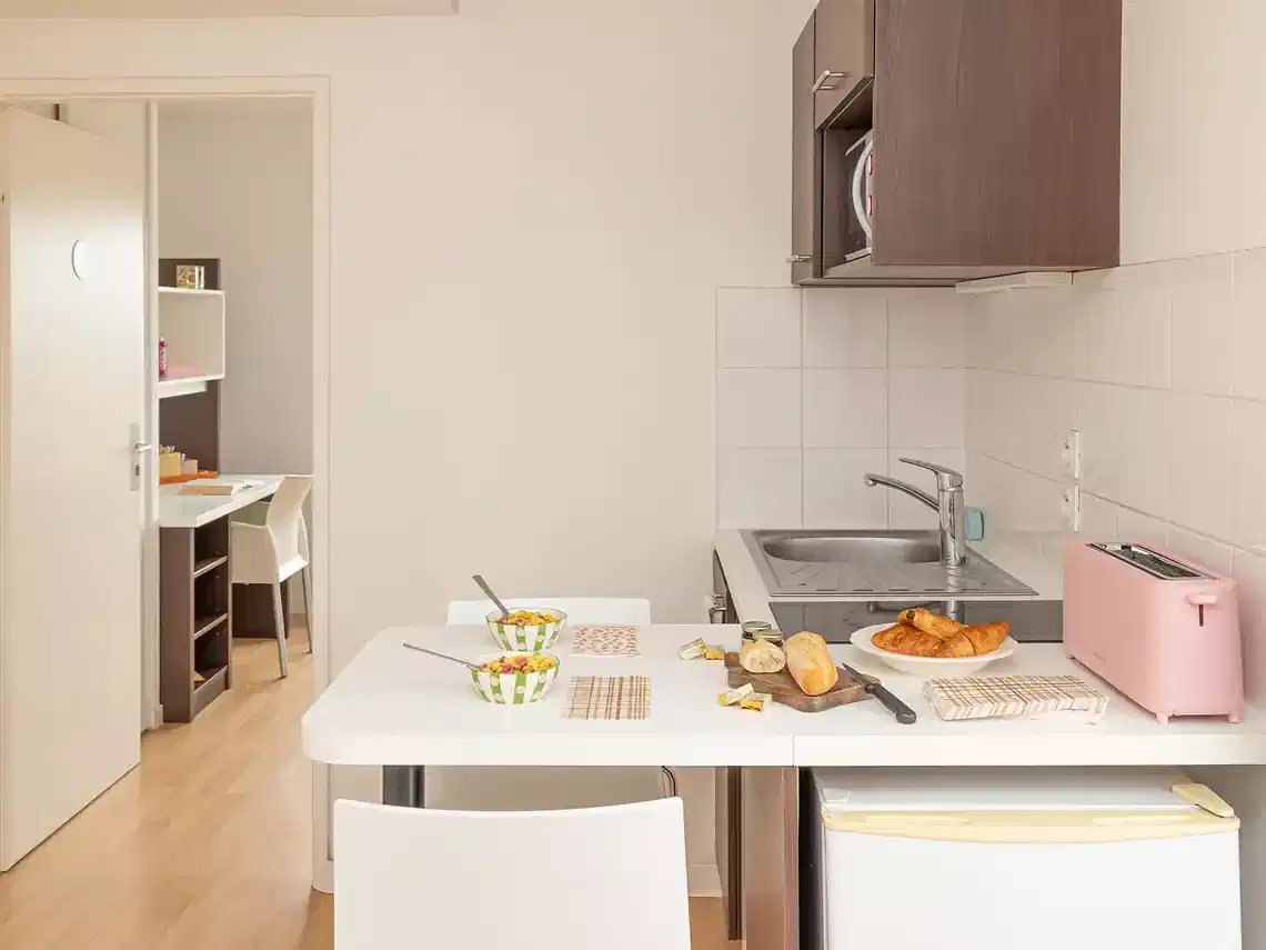 Amenities?w=400&h=260&fit=crop&q=40&auto=format&trim=auto