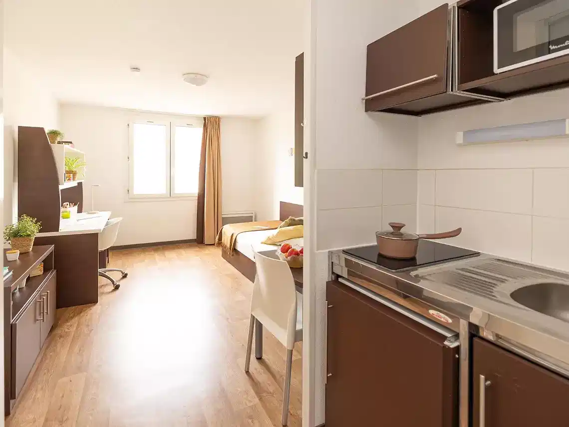 Amenities?w=400&h=260&fit=crop&q=40&auto=format&trim=auto