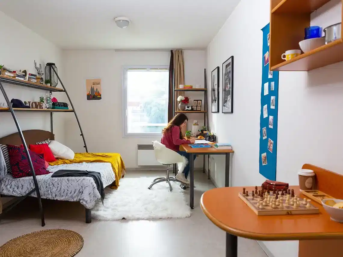 Common Area?w=400&h=260&fit=crop&q=40&auto=format&trim=auto