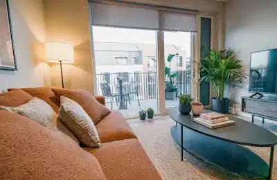 Bedroom?w=400&h=260&fit=crop&q=40&auto=format&trim=auto