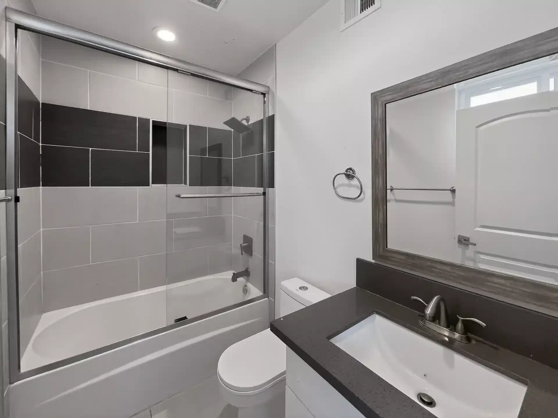 Bedroom?w=400&h=260&fit=crop&q=40&auto=format&trim=auto
