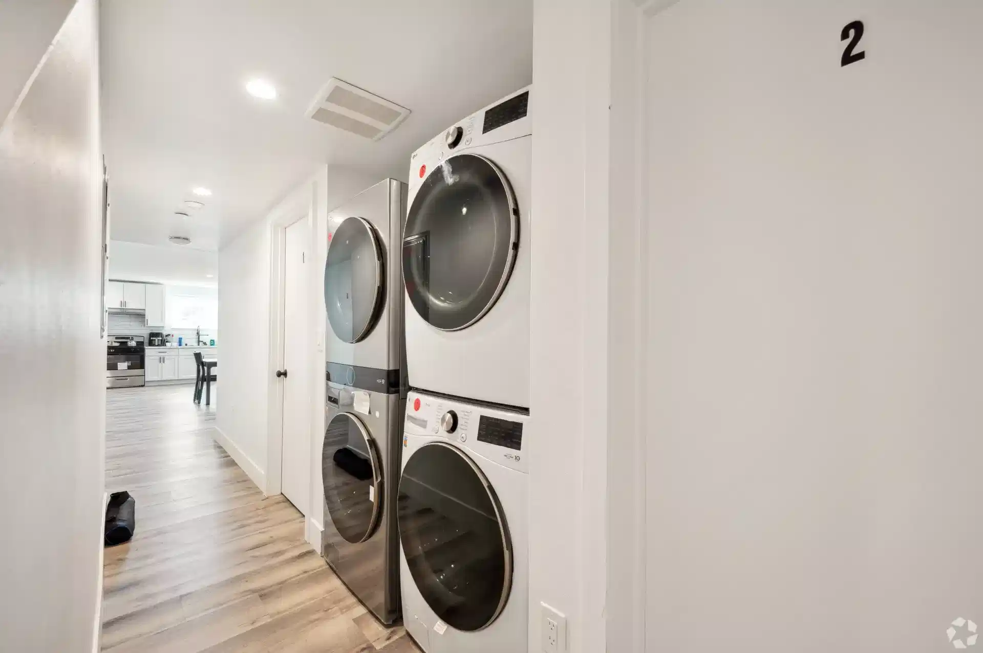 Bathroom?w=400&h=260&fit=crop&q=40&auto=format&trim=auto