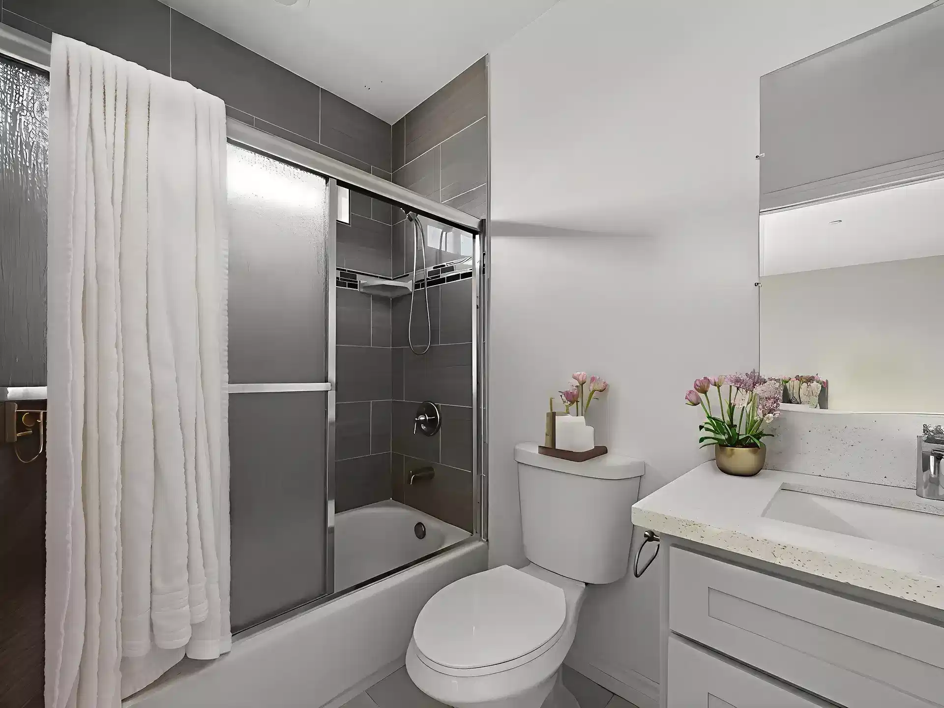 1348 W 37th Pl, Los Angeles - Los Angeles, California, United States - Bathroom