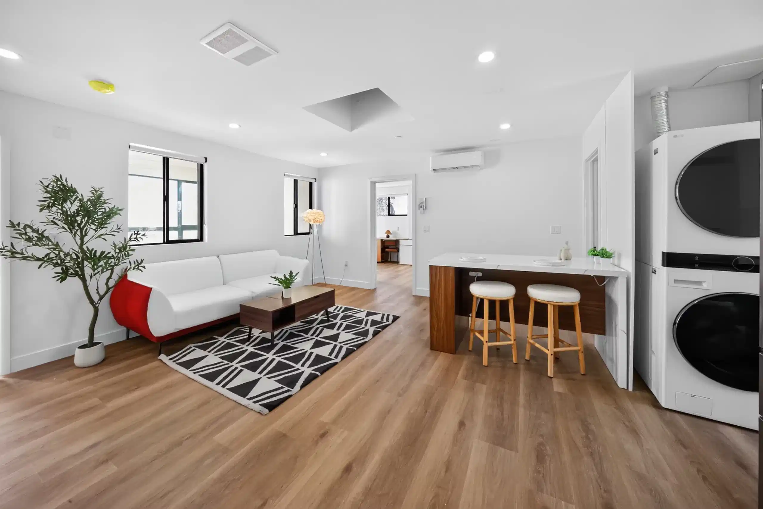 6064 W Cashio St, Los Angeles - Los Angeles, California, United States - Common Area