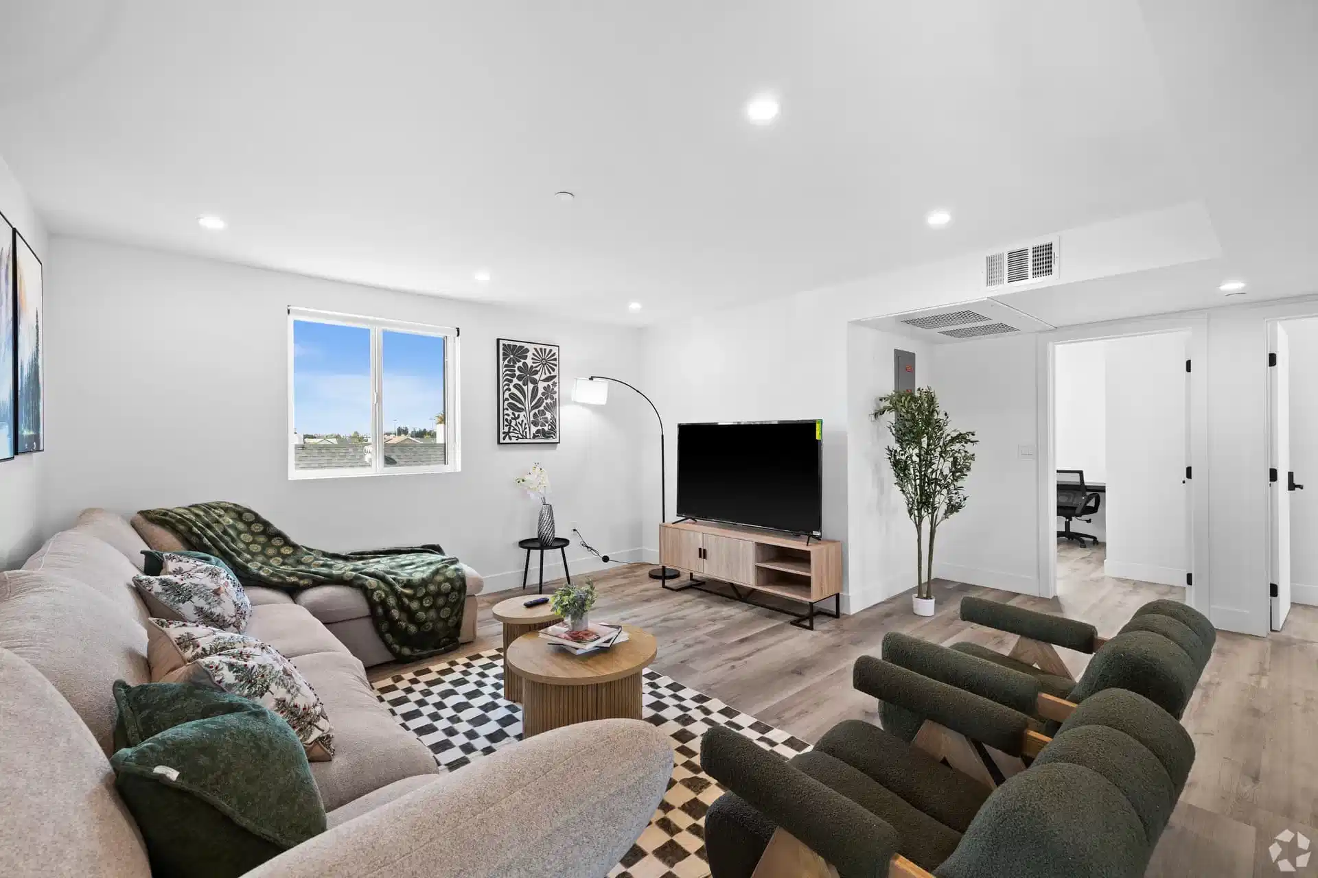 Amenities?w=400&h=260&fit=crop&q=40&auto=format&trim=auto
