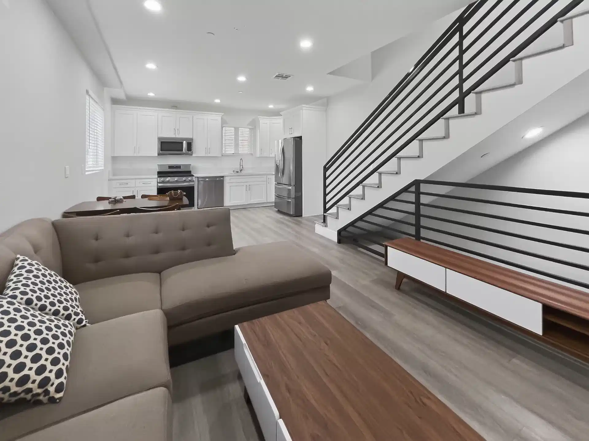 Bedroom?w=400&h=260&fit=crop&q=40&auto=format&trim=auto