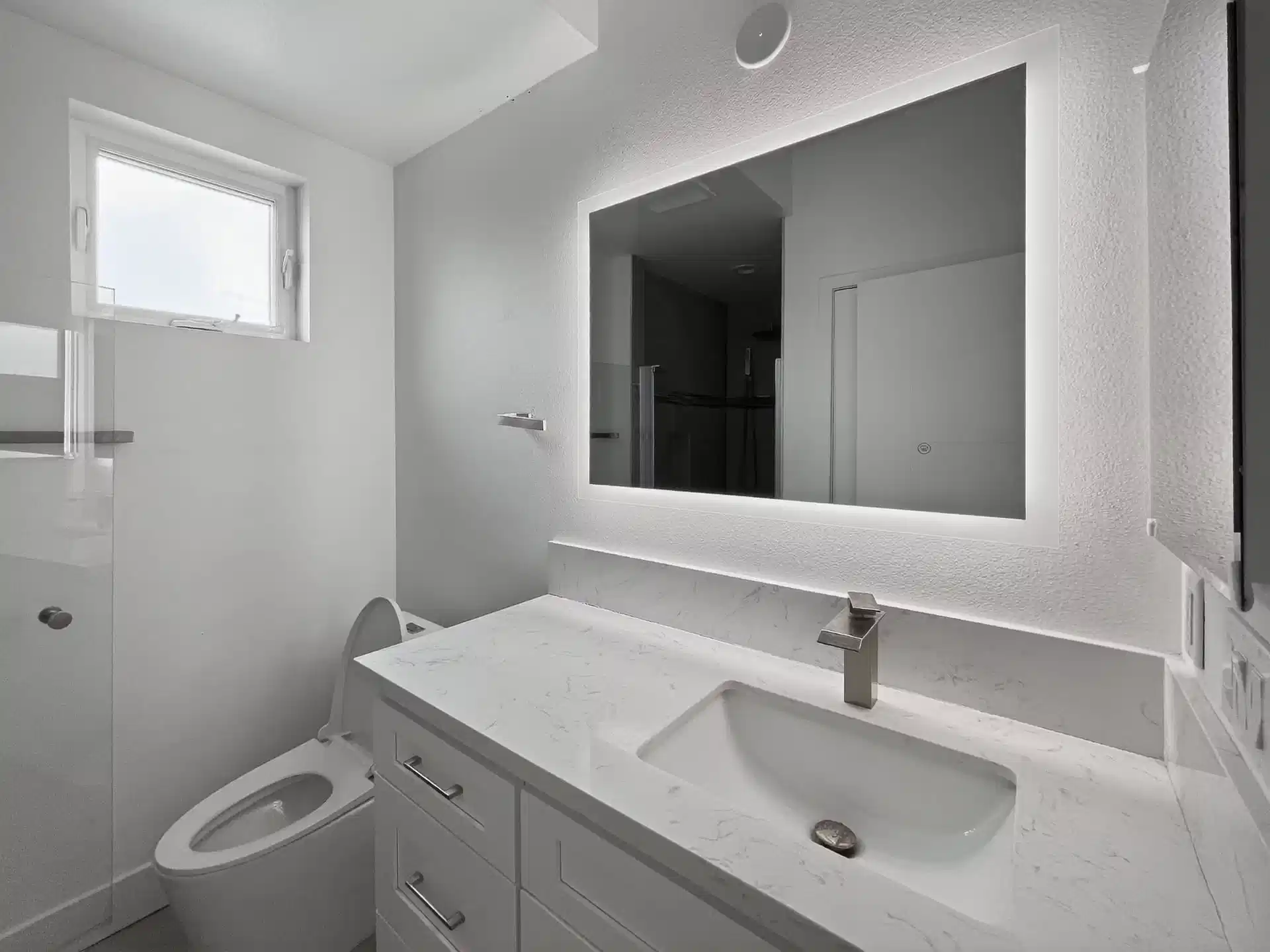 5401 Carlin St, Los Angeles - Los Angeles, California, United States - Bathroom