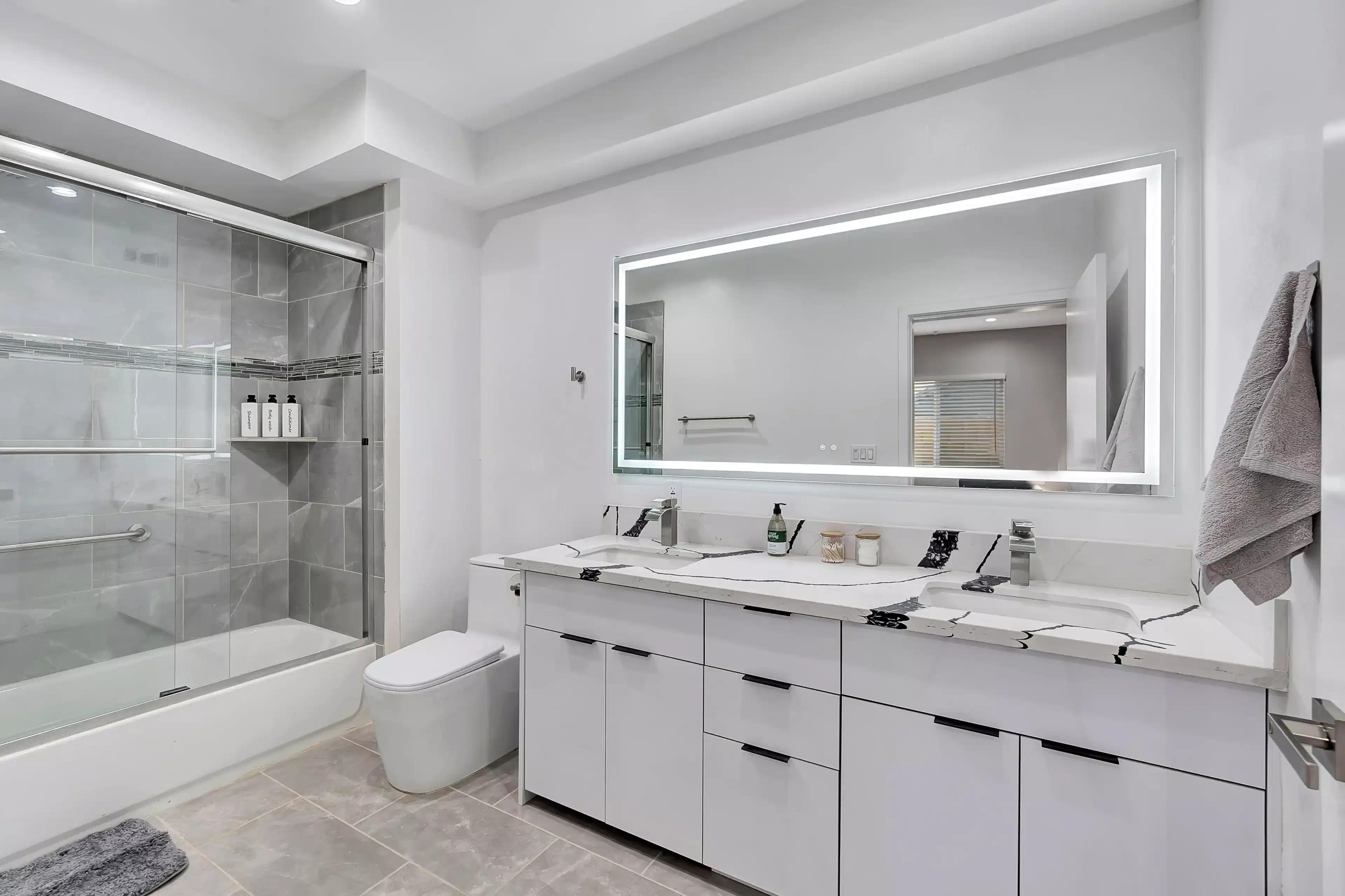 546 N Harvard Blvd, Los Angeles - Los Angeles, California, United States - Bathroom