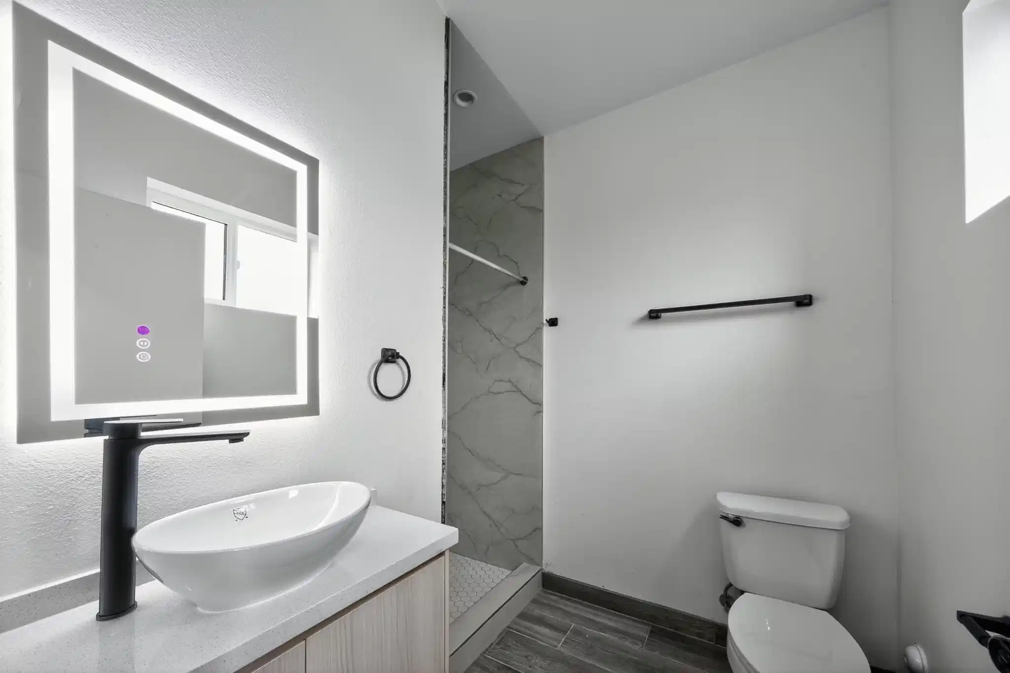 1204 W 37th Dr, Los Angeles - Los Angeles, California, United States - Bathroom