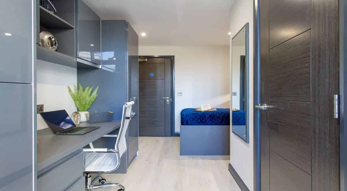 dobbies-point-glasgow-ensuite-3-min (1)?w=400&h=260&fit=crop&q=40&auto=format&trim=auto