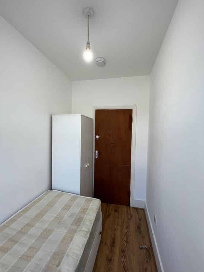 Babington Road NW4, London - London, England, United Kingdom - 5 Bedroom Apartment - Bedroom
