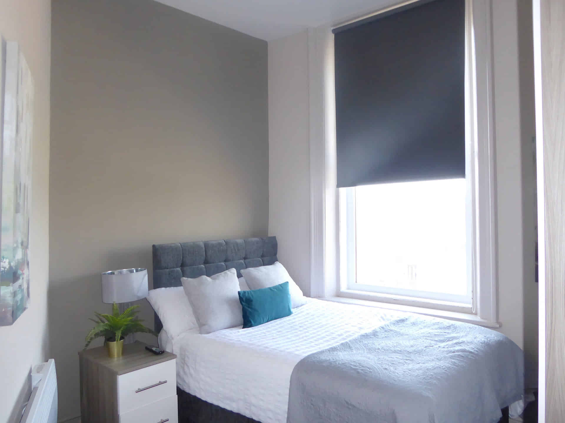 Five Bedroom Student Flat - Bathroom?w=400&h=260&fit=crop&q=40&auto=format&trim=auto
