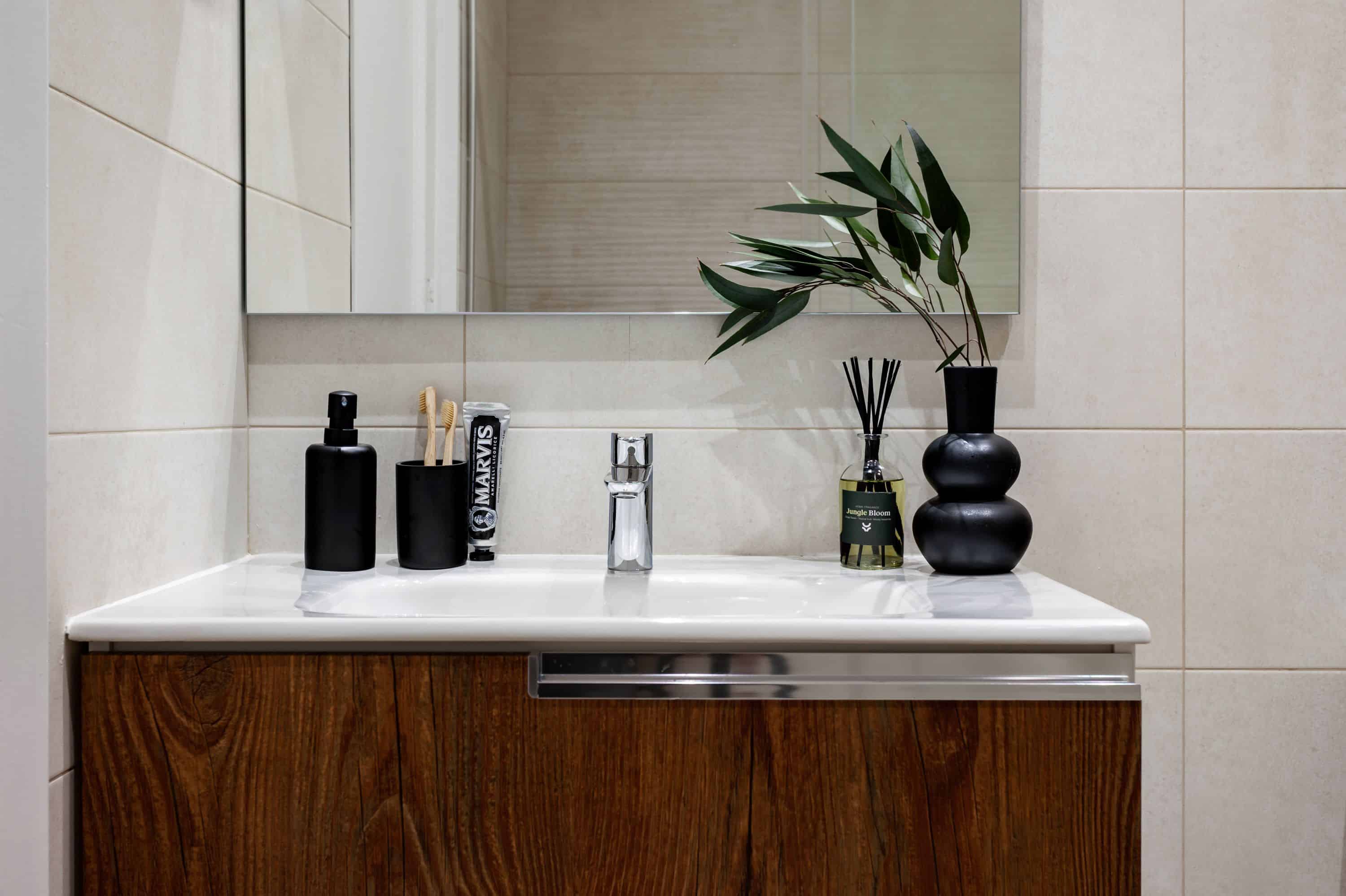 Bathroom?w=400&h=260&fit=crop&q=40&auto=format&trim=auto