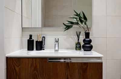 Bathroom?w=400&h=260&fit=crop&q=40&auto=format&trim=auto