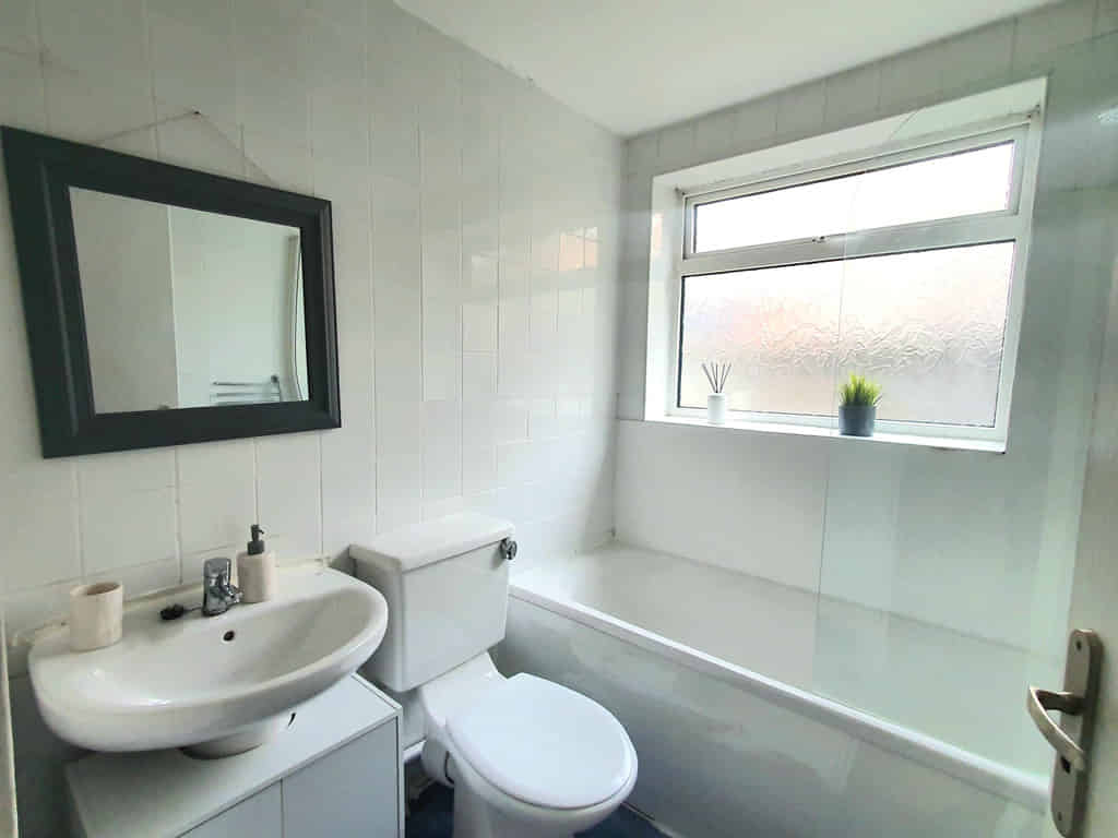 Kendal Bank, Leeds - Leeds, England, United Kingdom - 1 Bed 1 Bath - Bathroom
