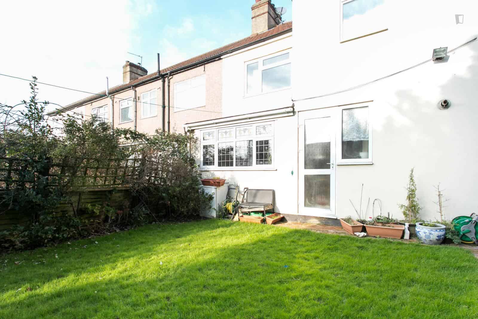Room in a 6 Bedroom Apartment, Evesham Way, Ilford IG6 0EJ (Flat 1) - London, England, United Kingdom - Exterior