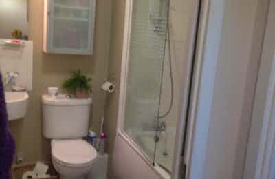 Single Bedroom In 2 Bedroom 1 Bathroom Apartment - Bathroom