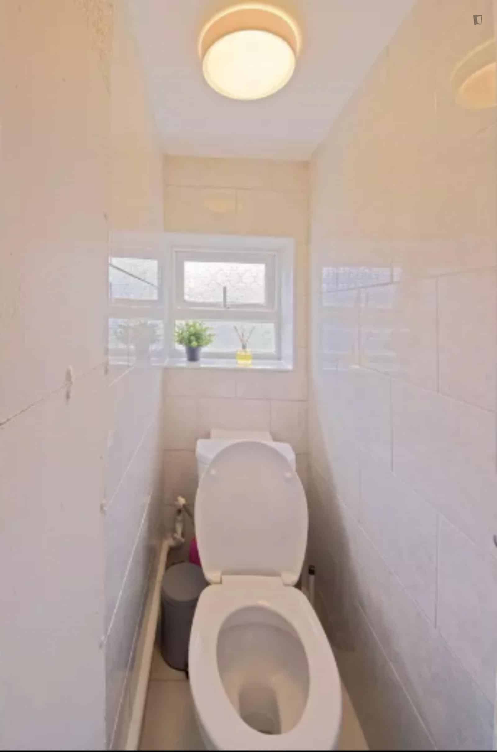Exterior?w=400&h=260&fit=crop&q=40&auto=format&trim=auto